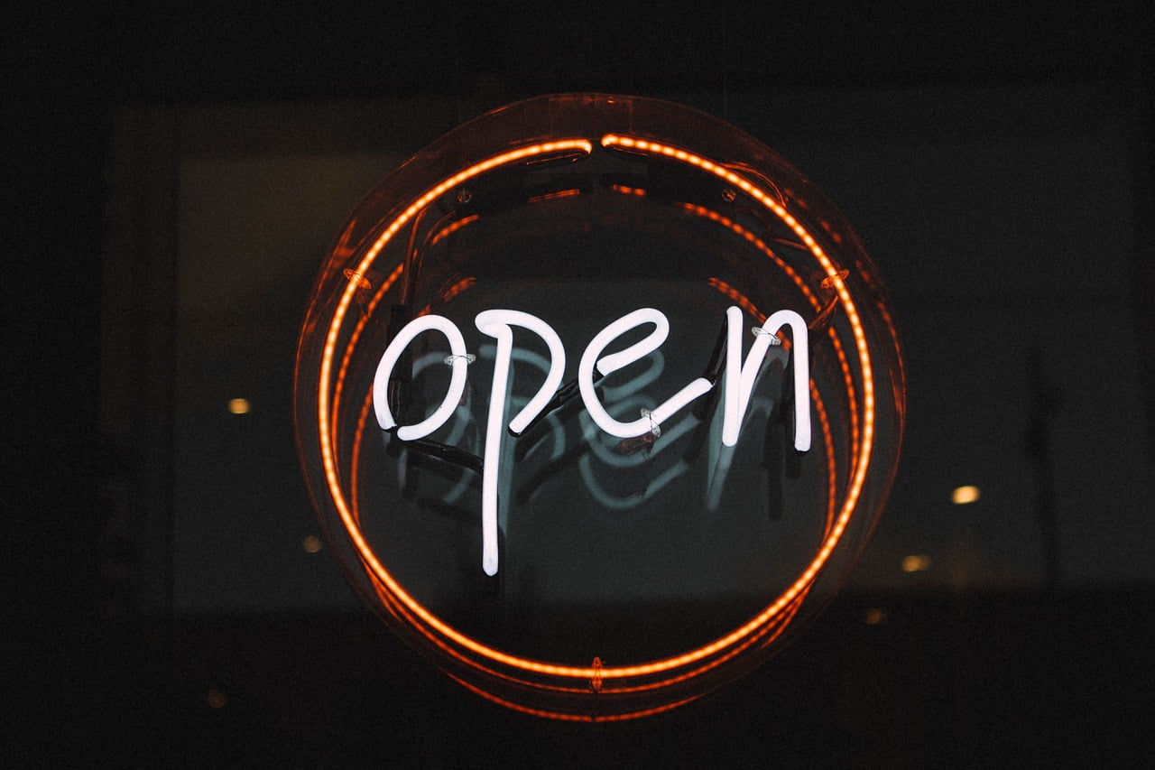 Insegna al neon con la scritta open