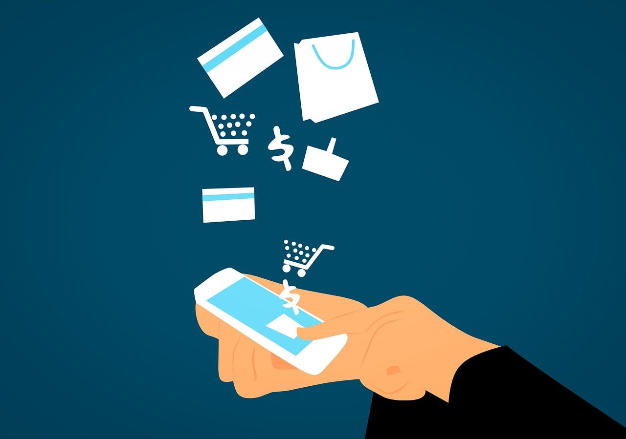 Mano con uno smartphone che fa acquisti online