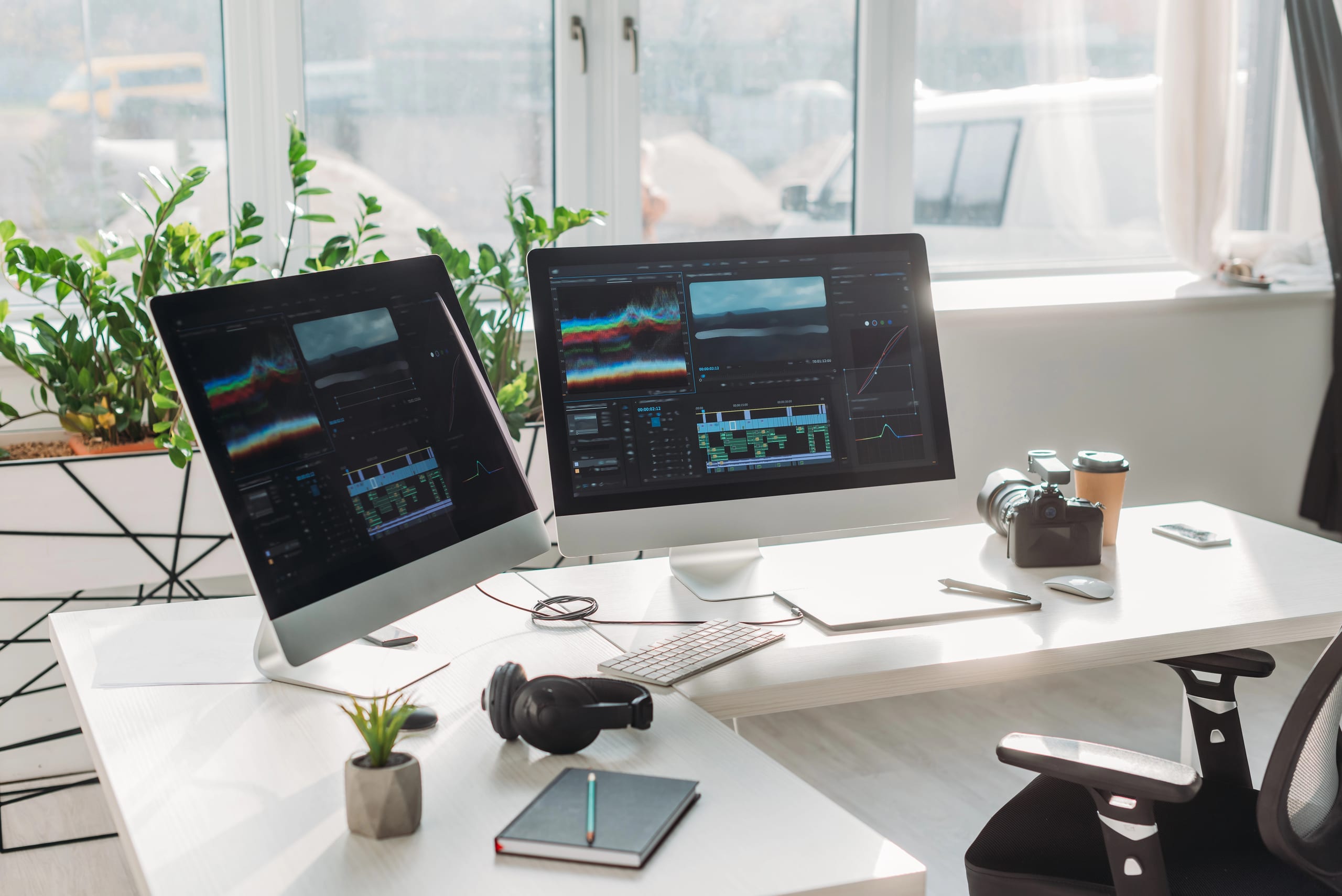 Postazione con due monitor che mostrano grafici di statistiche
