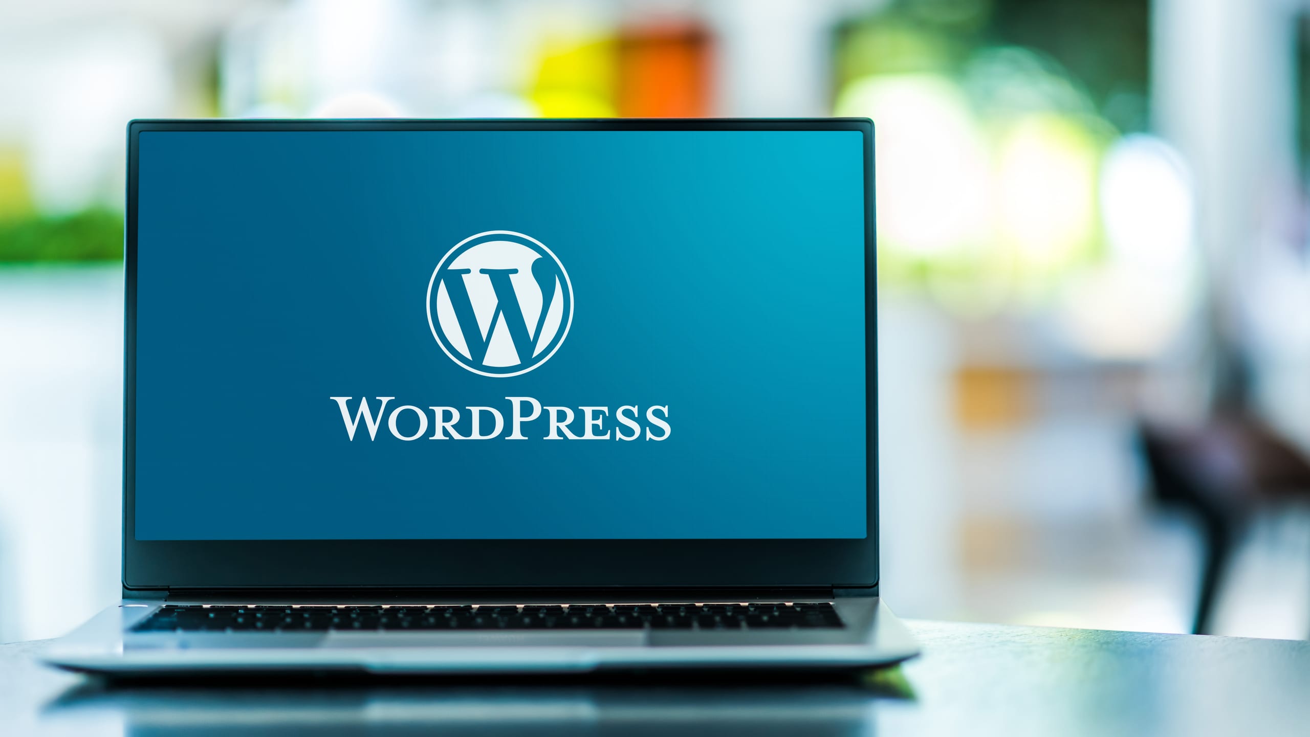 Portatile con il logo di WordPress sullo schermo